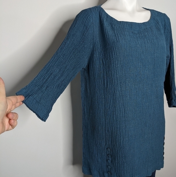 Soft Surroundings blue crinkle button accent 1/2 sleeve top L - Picture 4 of 8